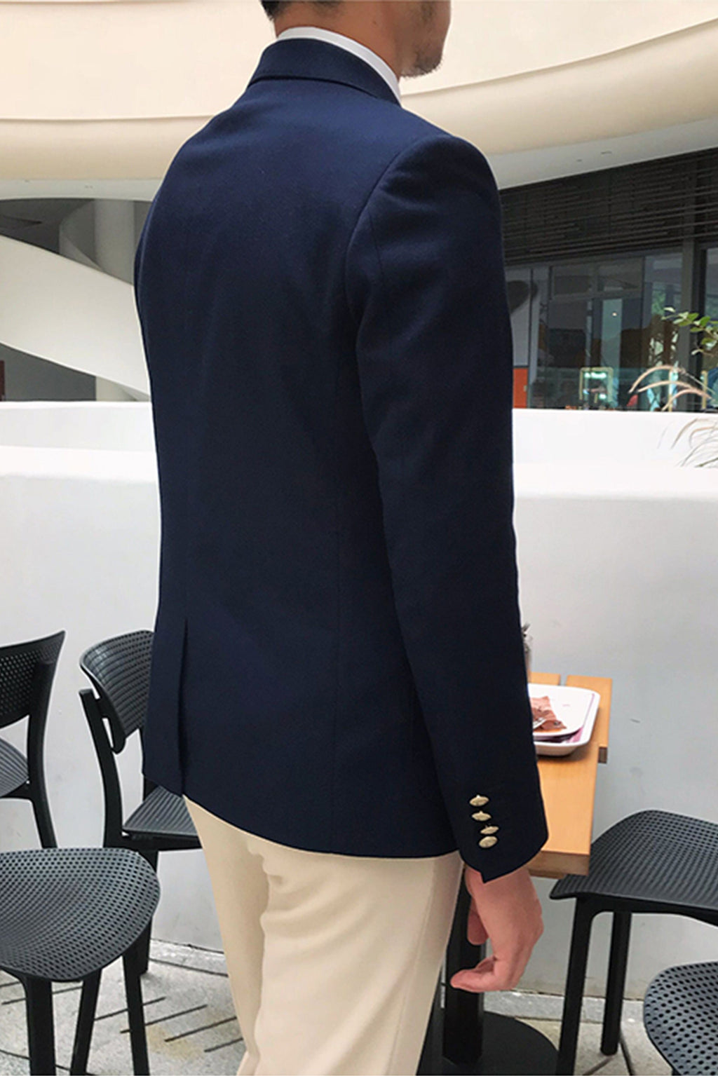 Model wearing navy notch lapel blazer – TARLANO