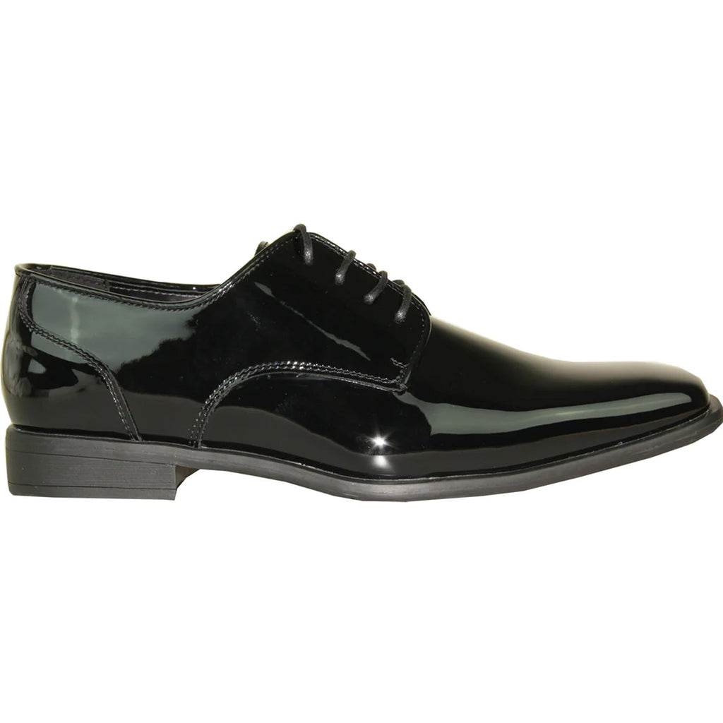 Model wearing patent black tuxedo Oxford lace-up shoe – TARLANO